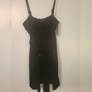 New Stylish Gianni Bini black velvet cocktail dress. Size 6.